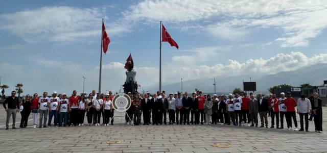 19 Mayıs'ta Ata'nın Manevi Huzuruna Çelenk Sunuldu