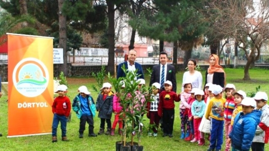 Öğrenciler Doğayı Korumak İçin Fidan Dikti