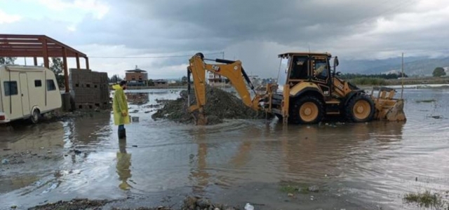Arsuz Belediyesi Yoğun Yağışta Çalışmalarını Sürdürüyor!