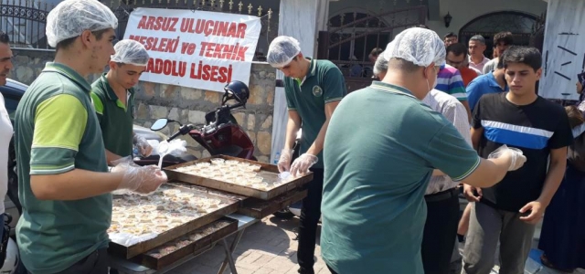 Arsuz'da Öğrencilerden Aşure İkramı