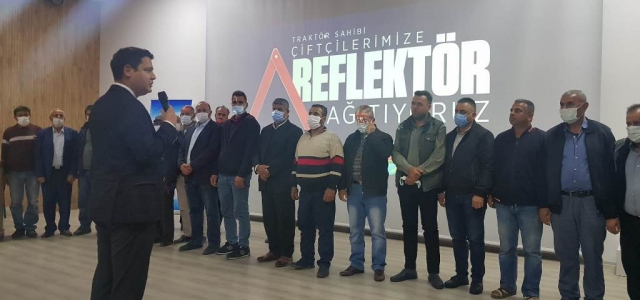 Arsuz'da Traktör Sürücülerine Reflektör Dağıtıldı