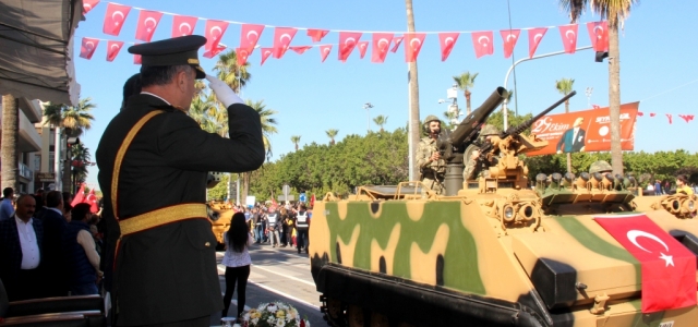 Askeri Konvoy Cumhuriyet Bayramına Renk Kattı