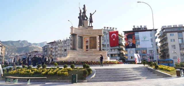 Atatürk Anıtı Defne'ye Çok Yakıştı