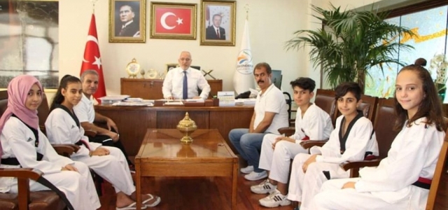 Başarılı Taekwondocular Başkan Tosyalı'yı Ziyaret Etti