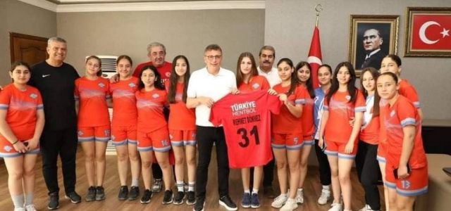 Başkan Dönmez, Hentbolcularla Bir Araya Geldi