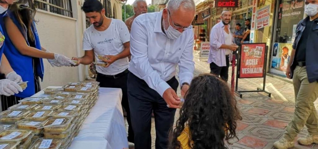 Başkan Tosyalı Aşure Dağıttı