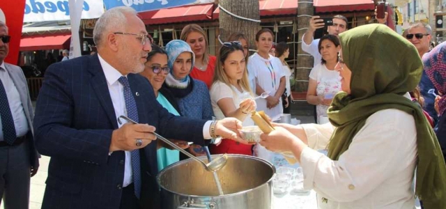 Başkan Tosyalı Vatandaşlara Aşure Dağıttı