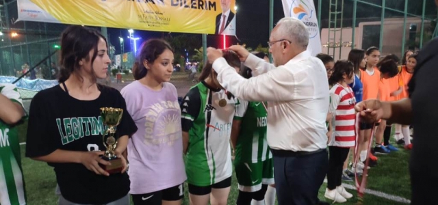 Başkan Tosyalı'dan Başarılı Sporculara Madalya