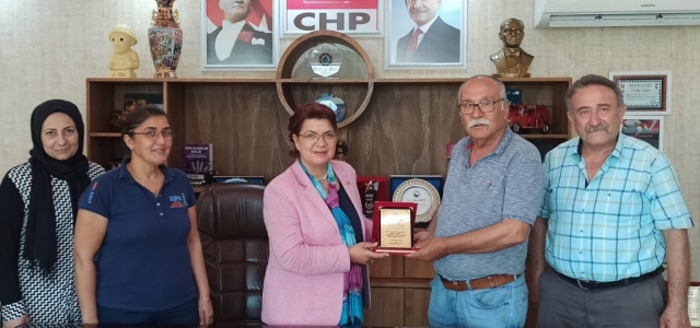 Bayır Bucak Türkmenlerinden Milletvekili Şahin'e Plaket