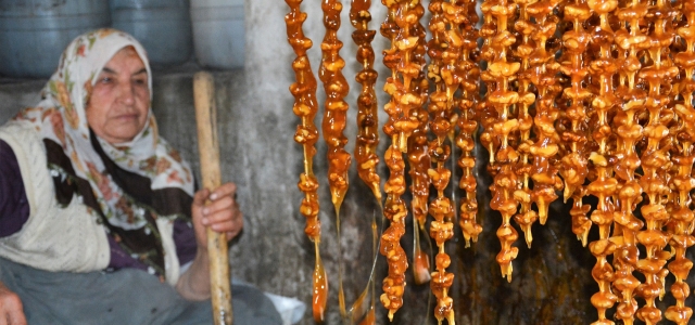 Belen'de Dört Mevsim Cevizli Sucuk Zamanı!