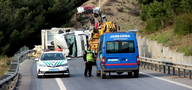 Belen'de Virajı Alamayan Tır Otoyola Devrildi!