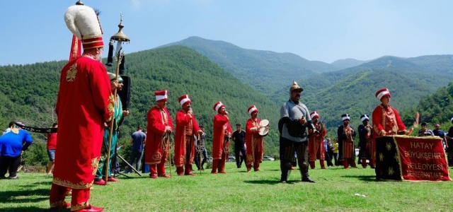 Büyükşehir  Amanos Zirvesini  Türk Bayrağı İle Süsledi