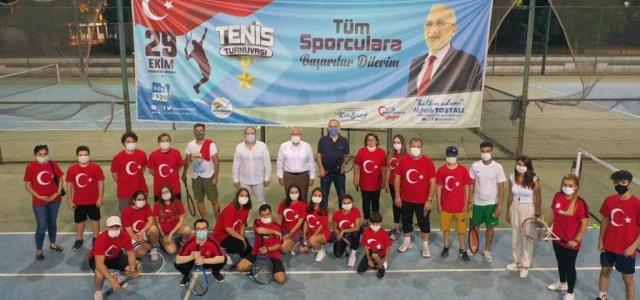 Cumhuriyet Bayramı Tenis Turnuvası Yapıldı