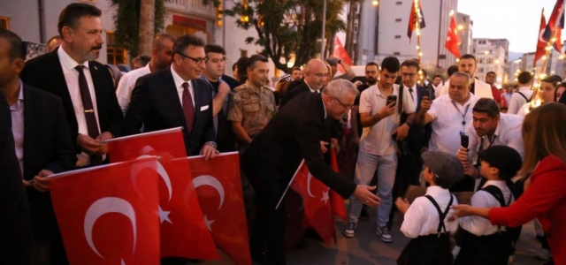 Cumhuriyet'in Işığı Yükseliş'le Parladı: Binlerce Kişi Fener Alayı'nda Buluştu