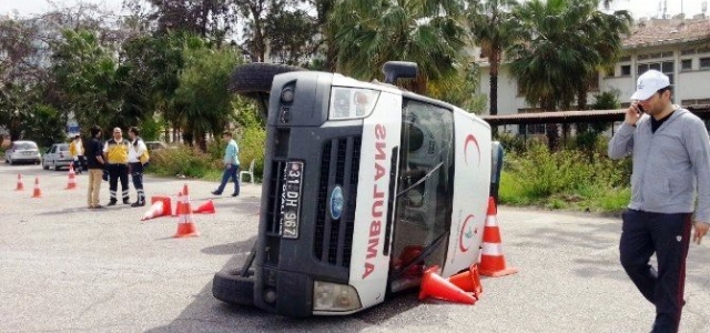 Eğitim Verilen Ambulans Devrildi