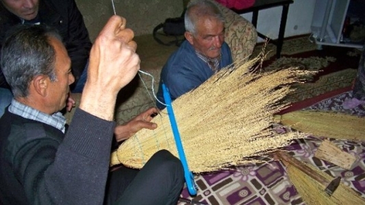 ERKEKLER ÖRÜYOR, KADINLAR SÜPÜRÜYOR