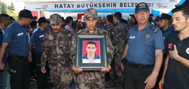 Hatay Şehit Evladını Dualarla Uğurladı