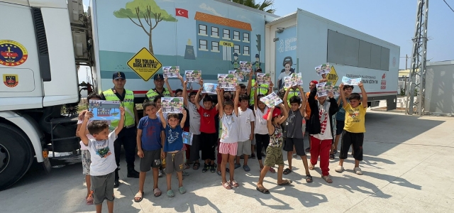 Hatay'da depremzede çocuklar Jandarma'nın gezici eğitim Tırı ile buluştular