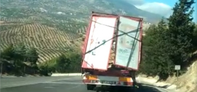 Hatay'da Karayolunda İlerleyen TIR Tehlike Saçtı