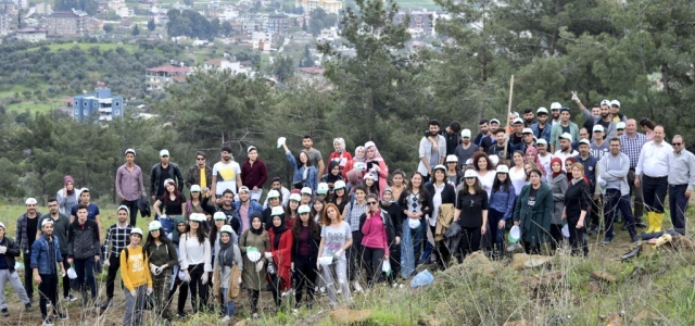 Hatay'da KYK Öğrencileri Fidanları Toprakla Buluşturdu