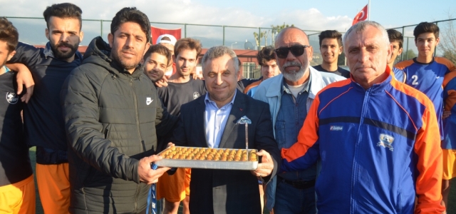 İş Adamı Uygun'dan Futbolculara Baklava