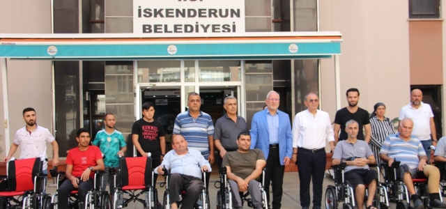 İskenderun Belediyesi, Tekerlekli Akülü Sandalye Dağıtımını Sürdürüyor