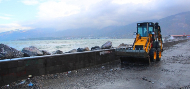 İskenderun Belediyesi'nden Fırtına Sonrası Temizlik