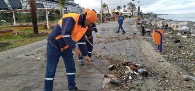 İskenderun Belediyesi'nden Sahilde Temizlik Çalışması