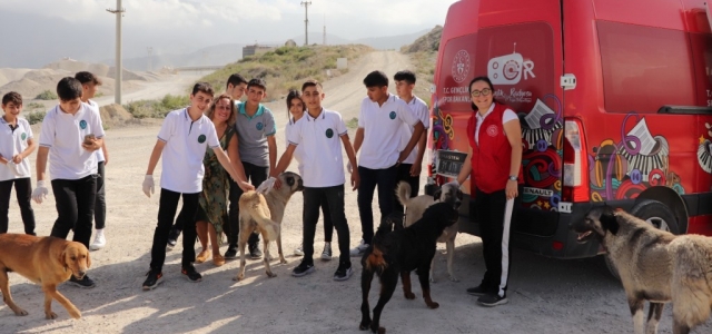 İskenderun Gençlik Merkezi Patili Dostlarının Yanında