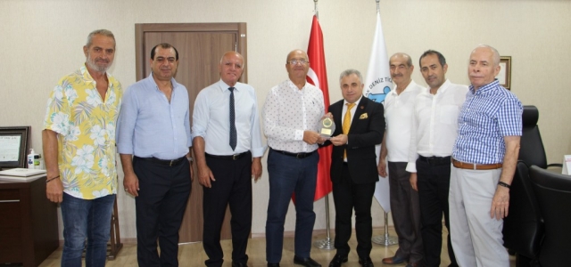 İskenderun Turizm Derneğinden Başkan Kemal Kutlu'ya Plaket