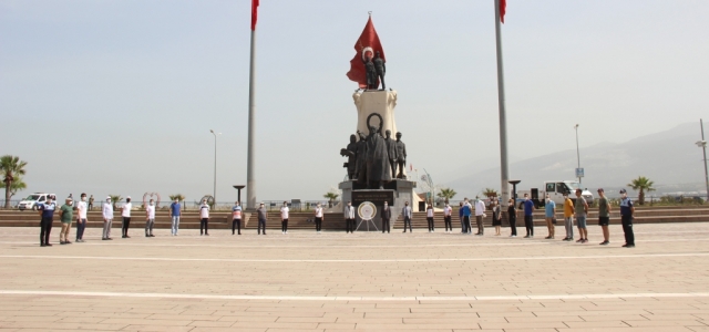 İskenderun'da 19 Mayıs Töreninde Paraşüt Gösterisi