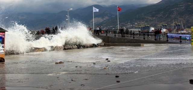 İskenderun'da Deniz Taştı Sahil Sular Altında!