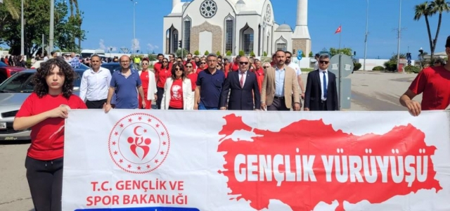 İSKENDERUN'DA 'GENÇLİK YÜRÜYÜŞÜ' COŞKUSU