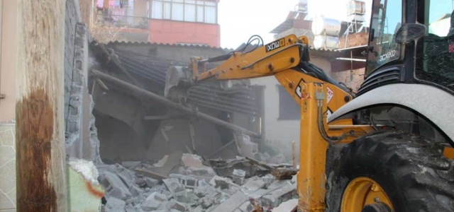 İskenderun'da Metruk Binaların Yıkımı Devam Ediyor