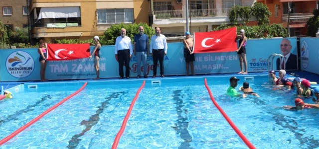 İskenderun'da Portatif Yüzme Havuzu Hizmete Açıldı