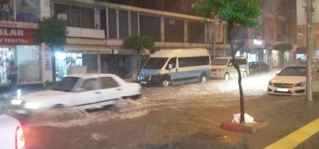 İskenderun'daki Sağanak Yağış Hayatı Felç Etti