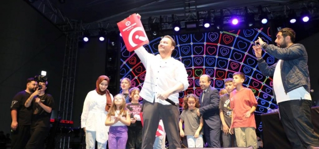 İSTE'de BİNLERCE GENÇ 'SESİMİZ BİR, YÜREĞİMİZ BİR” KONSERİNDE BULUŞTU