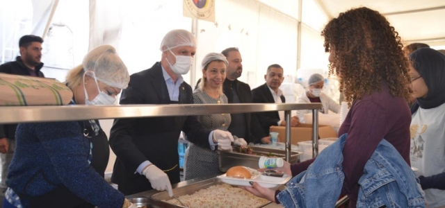 İTSO Yönetimi Öğrencilere Yemek İkramında Bulundu