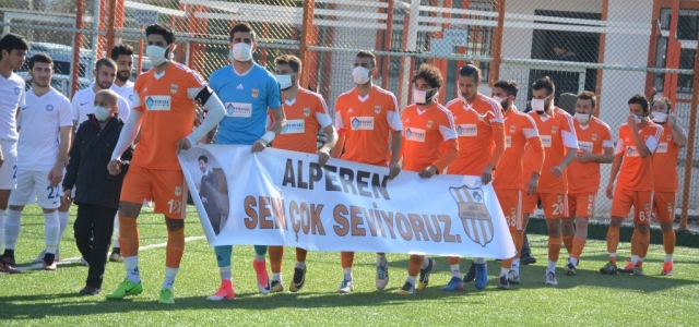 Kanser Hastası Öğrenci için Sahaya Maskeyle Çıktılar
