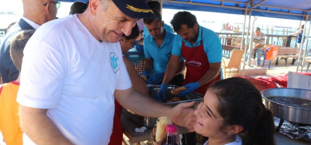 Kaymakam Yönden'den Balık Ekmek İkramı