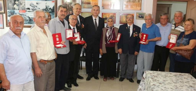 Kıbrıs Gazileri 45 Yıl Sonra Madalyalarına Kavuştu
