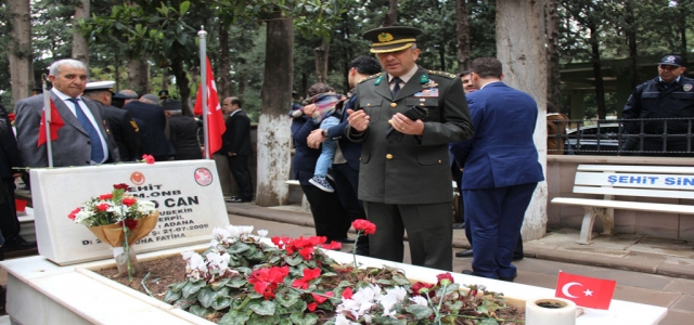 Komutanı, Şehit Askerin Mezarını Ziyaret Etti!