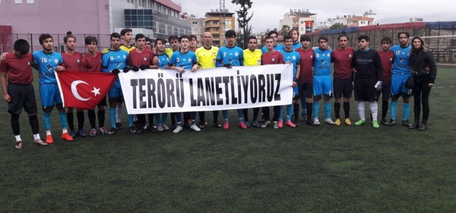 Liseler Arası Maçta Anlamlı Pankart!