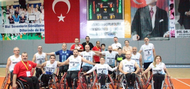 Mavi-Beyazlılar Evinde Galip