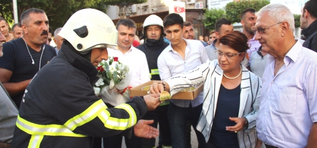 Milletvekilinden Yangına Gelen İtfaiyecilere Baklavalı Karşılama