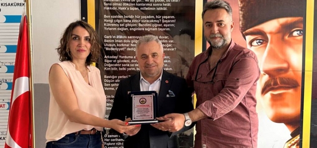 NECİP FAZIL KISAKÜREK ORTAOKULU'NDAN BAŞKAN UYGUN'A PLAKET