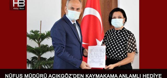 Nüfus Müdürü Açıkgöz'den Kaymakama Anlamlı Hediye