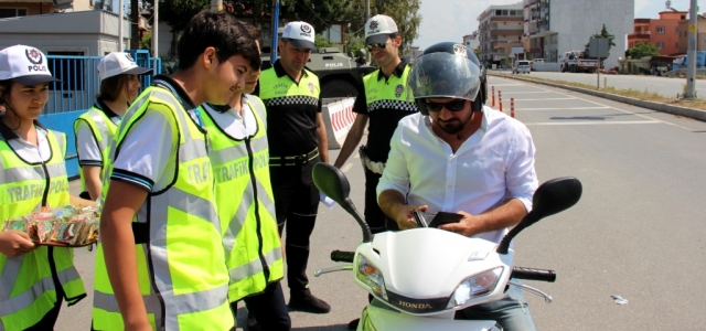 Öğrencilerden Çikolatalı Trafik Denetimi