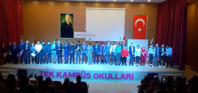 Öğretmenlerden Muhteşem Tiyatro Gösterisi