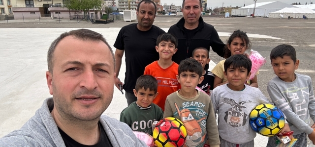 Sağlık Bakanlığı Güvenlik Personelleri Depremzede Çocuklarla Futbol Oynadı